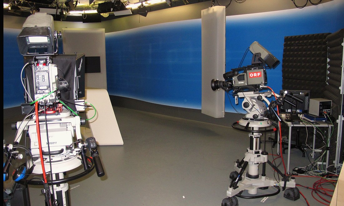 Escenografía terminada para un programa de debate
